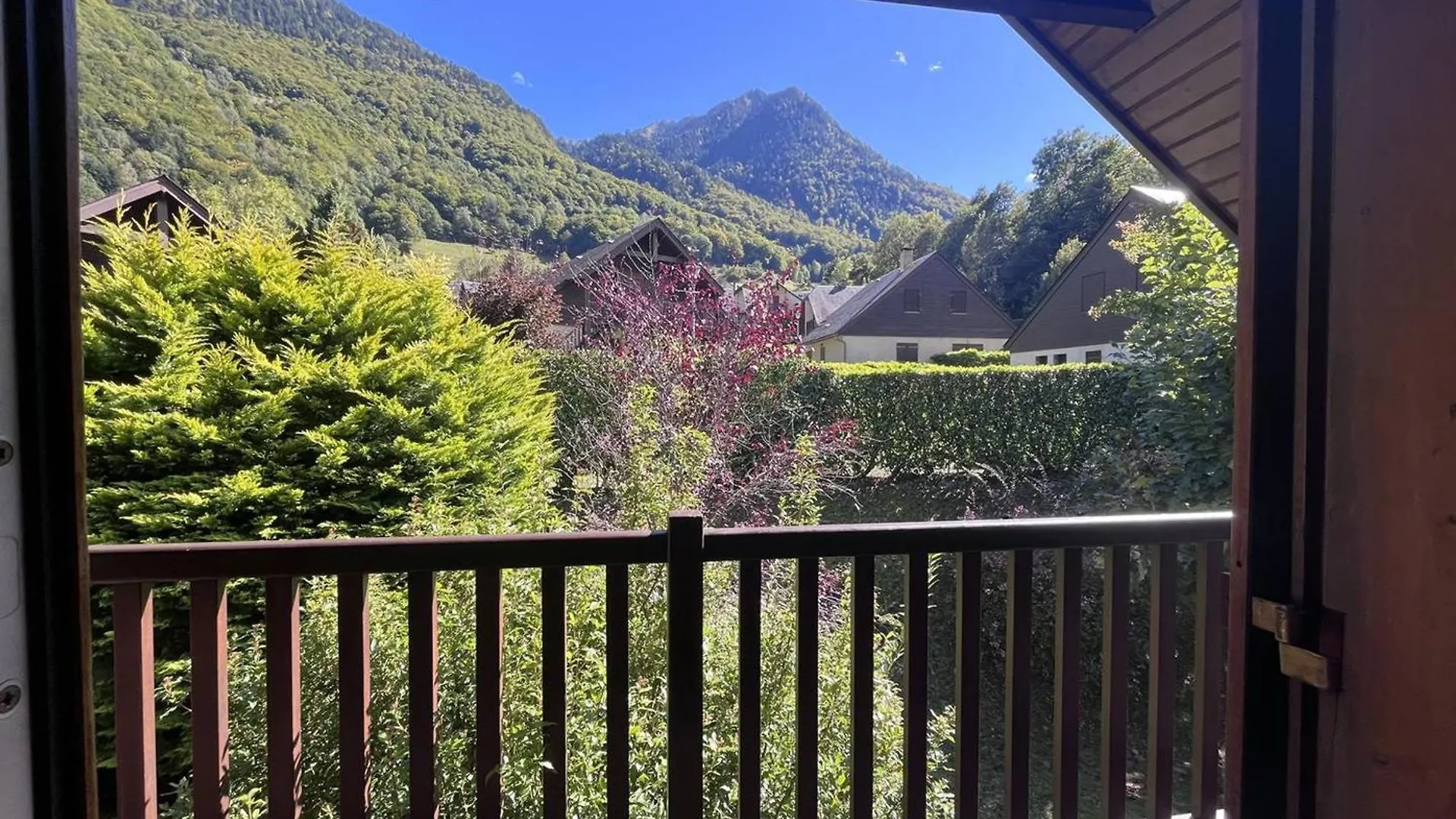 Chalet Confortable A Cauterets Avec Parking Et Balcon - Fr-1-812-10